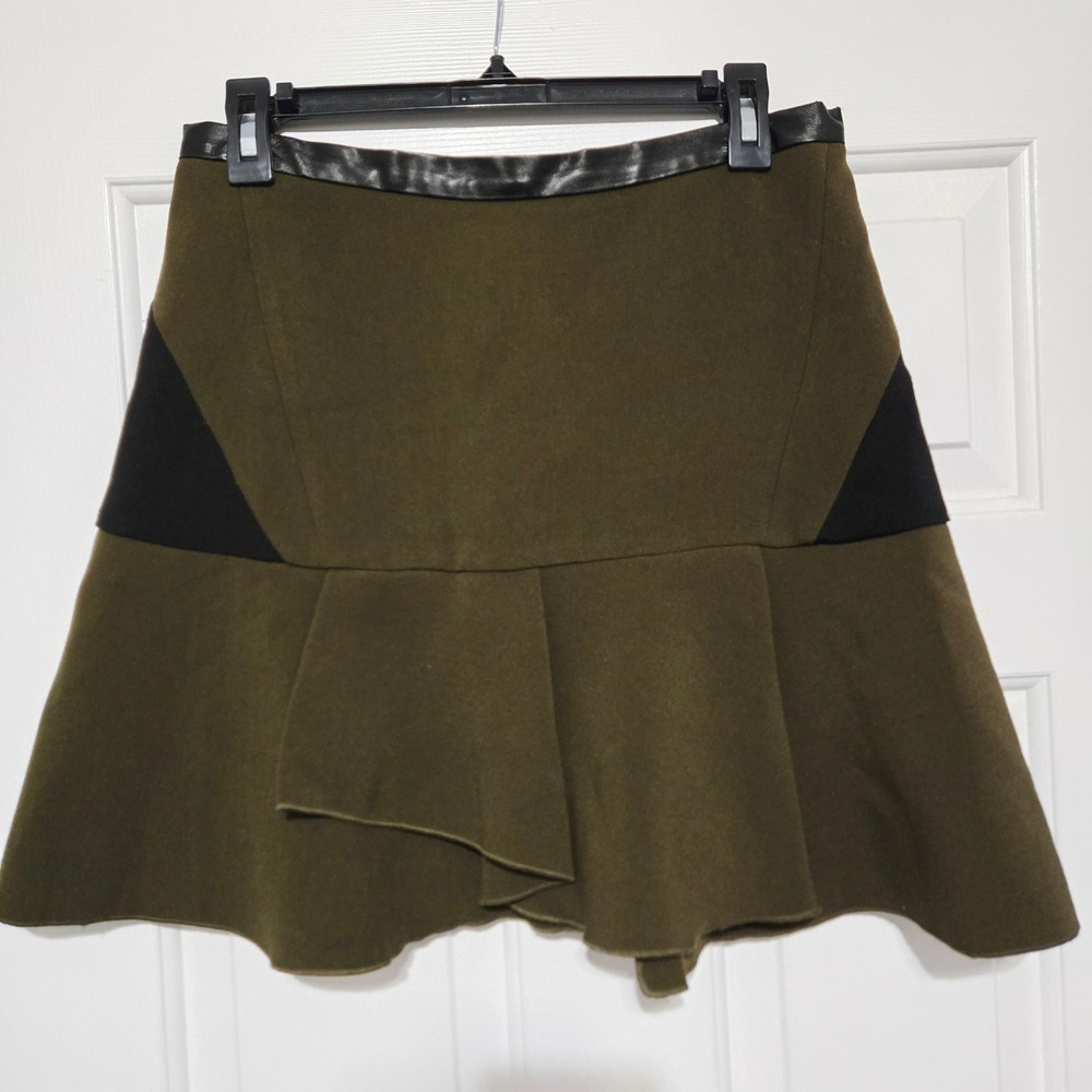 ARYNK Y2K Olive Green Faux Leather Trim Peplum Flounce Skirt Women's Size M